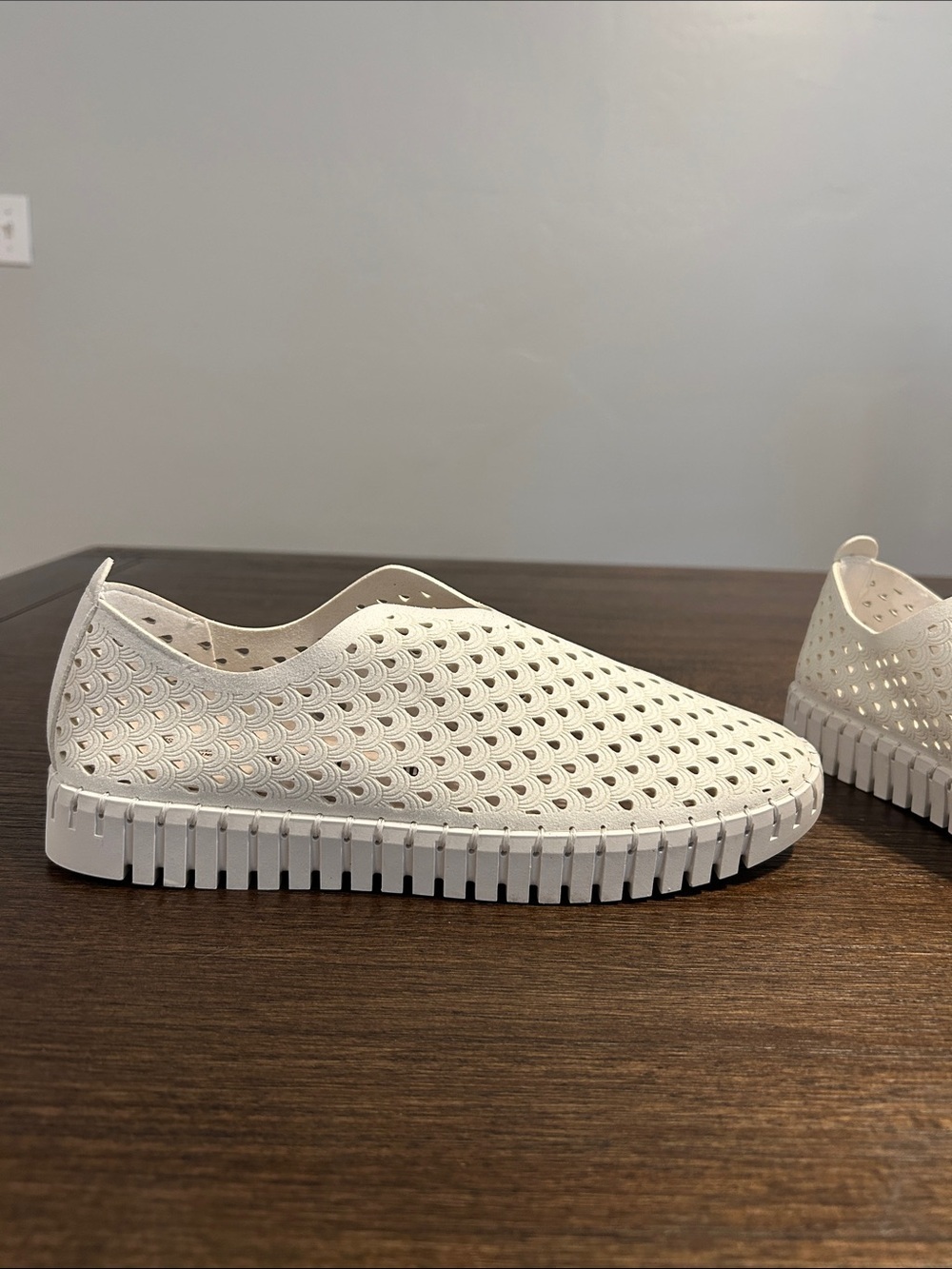 Project cloud memory foam women’s SZ 8 Slip-On Perforated Casual Shoes in Cream. - Picture 10 of 11